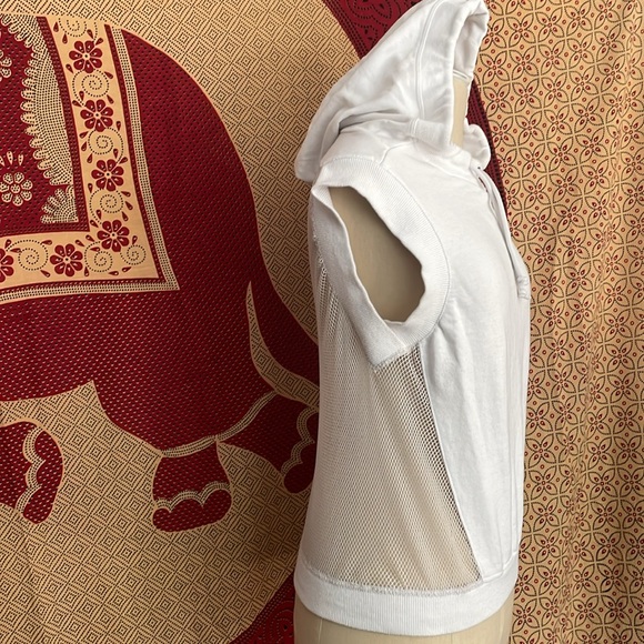 EUC Fabletics white sleeveless mesh hoodie - Picture 4 of 9